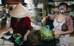 Tiểu thương phấn khởi khi chợ Bến Thành dần nhộn nhịp trở lại: “Mừng lắm, mong Sài Gòn trở lại cuộc sống như ngày xưa”
