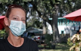 Nữ nhân viên trạm xăng "sốc" khi thấy tên mình trong danh sách nhận 3,4 triệu USD trợ cấp do COVID-19