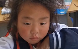 Bé gái Tiểu học 'vò đầu bứt tai' trong tiết học Toán khiến cộng đồng mạng cười nghiêng ngả