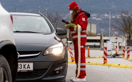 Áo tính phong tỏa người chưa tiêm vaccine COVID-19 để chặn dịch