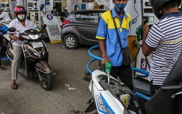 Giá xăng kỷ lục thôi thúc người đi xe máy ở Ấn Độ chuyển sang xe điện