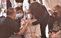 Người thân hé lộ hình ảnh đau đớn của Hoài Linh trong tang lễ bố ruột