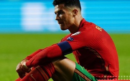 Ronaldo không thể cầm nước mắt khi mất vé dự World Cup 2022