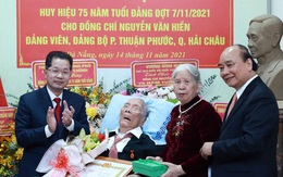 Trao Huy hiệu 75 năm tuổi Đảng cho thân sinh Chủ tịch nước Nguyễn Xuân Phúc