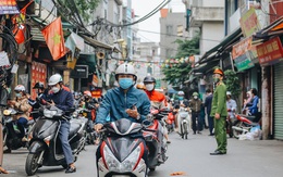 Ảnh: 233 ca Covid-19, phường "đỏ" duy nhất của Hà Nội lập chốt kiểm soát người ra, vào địa bàn