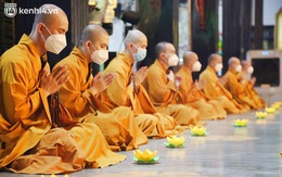 ẢNH: Người dân TP.HCM thắp hoa đăng, chắp tay cầu nguyện cho những nạn nhân đã mất trong đại dịch Covid-19