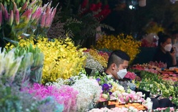 Hà Nội: Thị trường hoa 20/11 ảm đạm, tiểu thương "ngủ gật"