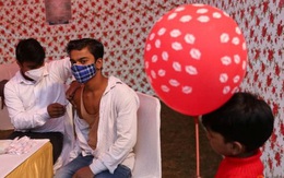 Lễ hội lớn liên tiếp nhưng số ca mắc Covid-19 ở Ấn Độ ngày càng giảm