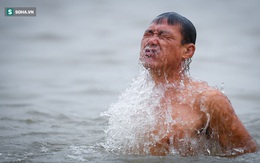 Nhiều người khoả thân lao xuống sông Hồng trong cái lạnh 15 độ C