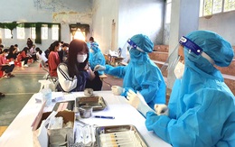 Học sinh lớp 12 ở Nghệ An bắt đầu được tiêm vắc xin Covid-19
