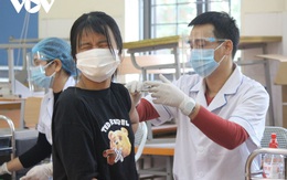 Hôm nay, hàng ngàn học sinh lớp 9 tại Hà Nội được tiêm vaccine Covid-19