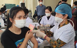 Đi tiêm vắc xin về có biểu hiện sốt, mệt mỏi, 5 ngày sau xét nghiệm thì mắc Covid-19