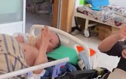 Xúc động con trai bại liệt chăm cha 62 tuổi nằm bất động trên giường