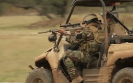 Đặc nhiệm thủy quân lục chiến Mỹ luyện tập bắn tỉa trên ô tô và từ máy bay