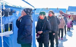 Hàng chục người trèo rào trốn xét nghiệm COVID-19 tại Trung Quốc