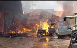TP.HCM: Bãi xe rộng hàng trăm m2 cháy dữ dội, nhiều ô tô và xe máy bị thiêu rụi