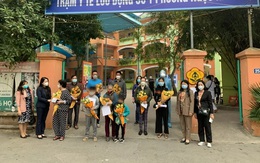 Hàng loạt F0 trong đó có trẻ em được trạm y tế lưu động ở Hà Nội cho xuất viện