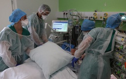 Pháp: Bệnh nhân COVID-19 chưa tiêm chủng nằm kín trong các ICU