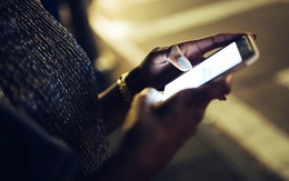 Đối với người nghèo, smartphone là một loại 'thuế' mới