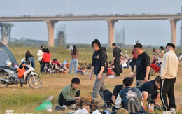 Hàng trăm người dân ở Hà Nội vẫn tụ tập cắm trại, cởi bỏ khẩu trang bất chấp dịch Covid-19 diễn biến phức tạp