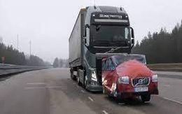 Thót tim xem cảnh xe tải Volvo 40 tấn thử phanh tự động để thấy Volvo an toàn như thế nào