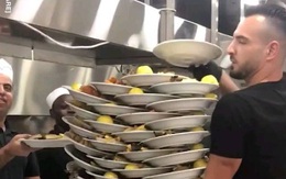 Choáng màn bưng bê 33 đĩa cùng một lúc của bồi bàn tại Israel