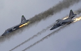 Phi đội Su-25 diễn tập thả bom, phóng rocket vào mục tiêu giả định