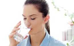 Uống nhiều nước có làm giảm các tác dụng phụ khi tiêm vaccine COVID-19?