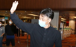 Cầu thủ Singapore ra tận sân bay tiễn HLV đã từ chức Yoshida về Nhật Bản