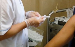 Bỏ hàng trăm euro mua tay giả để tránh tiêm vaccine Covid-19