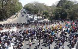 Ô tô quân sự của Myanmar lao vào đoàn biểu tình khiến 5 người chết