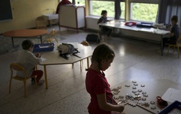 Nhiều trường học trên thế giới cũng rơi vào hoàn cảnh lao đao khi học sinh nhiễm Covid-19 và đây là cách xử lý của họ