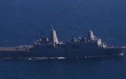 Siêu tàu đổ bộ USS Somerset của Mỹ đi qua eo biển Hormuz