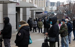 Không phải vaccine, điều gì đang kiềm chế tốc độ lây lan COVID-19 ở Mỹ