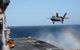 Tiêm kích F-35B phô diễn khả năng hạ cánh trên tàu tấn công đổ bộ