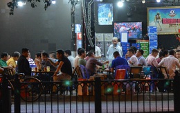 Quán nhậu ở TP.HCM vẫn đông nghẹt khách dù có lệnh dừng hoạt động để phòng dịch Covid-19