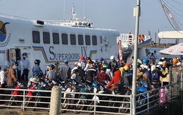 Dòng người chen chân ra đảo Phú Quốc, cảng Rạch Giá quá tải
