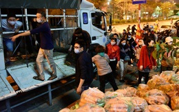 Hà Nội: Hàng chục tấn rau củ quả từ Hải Dương về điểm giải cứu, người dân chờ đợi và mua ngay trong đêm