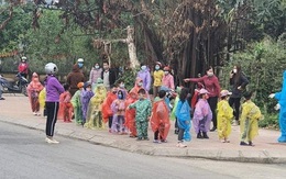 Nhìn hình ảnh các em nhỏ Hải Dương mặc áo mưa, đeo khẩu trang kín mít phòng dịch Covid-19 mà thương!