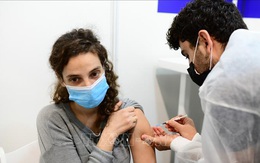 Các nước khuyến khích dân tiêm vaccine COVID-19 thế nào?