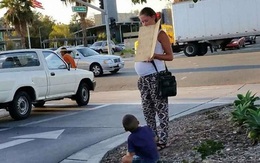 Người phụ nữ thấy 2 mẹ con thai phụ ăn xin đáng thương bước lên chiếc xe và diễn biến tiếp theo khiến bà muốn gọi cảnh sát ngay