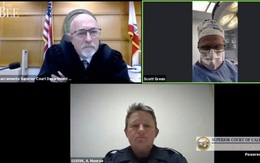 Bác sĩ Mỹ thản nhiên hầu tòa trong lúc đang mổ cho bệnh nhân