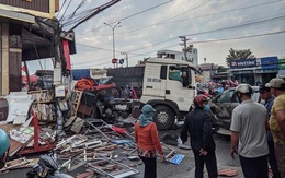 CLIP: Xe đầu kéo tông hàng loạt xe máy và ôtô, húc tan hoang nhà dân ở Đồng Nai