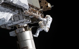 Nín thở xem khoảnh khắc phi hành gia NASA bước ra ngoài không gian