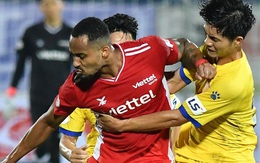 "Liên hoàn cùi chỏ" của ngoại binh Viettel FC khiến hai cầu thủ Nam Định nhăn nhó