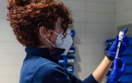 Châu Âu nối lại việc tiêm vaccine Covid-19 của AstraZeneca