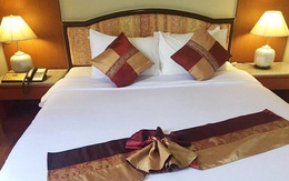 Sự thật bất ngờ về 4 chiếc gối trên giường đôi trong phòng khách sạn