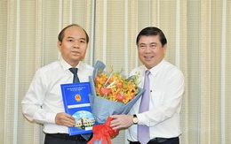 Chủ tịch UBND TPHCM Nguyễn Thành Phong trao các quyết định nhân sự chủ chốt