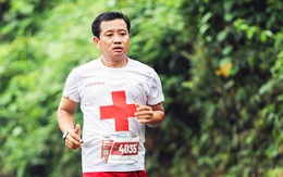 Ông Đoàn Ngọc Hải bán áo đấu ủng hộ nhà vô địch 42km tại Tiền Phong Marathon 2021