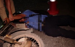 VIDEO: Bị CSGT thổi phạt, người đàn ông nằm vạ giữa đường, giữ chặt xe máy